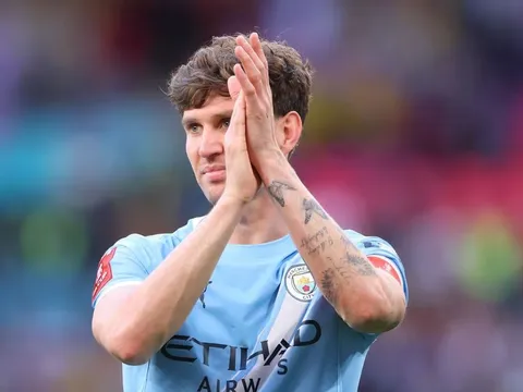 Romano hé lộ tương lai Stones rời Man City