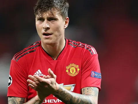 Muốn MU đá nửa sân, Solskjaer hãy biến Lindelof thành Jorginho của United