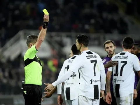 Vừa ghi bàn, Ronaldo đã bị dính thẻ và rời sân