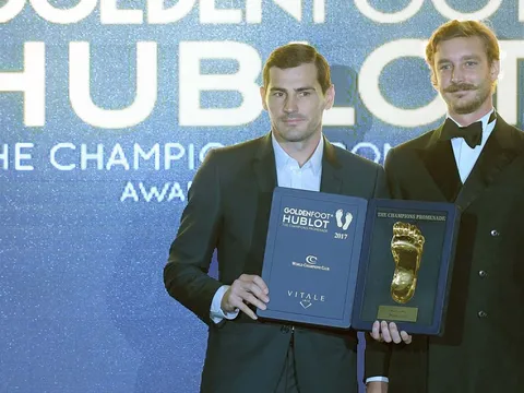 Casillas vượt mặt Ronaldo và Messi để giành giải "Bàn chân vàng 2017"