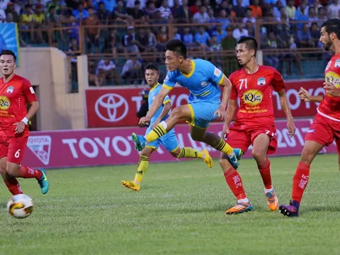 Lâm Ti Phông lập hat-trick nhấn chìm HAGL của Công Phượng tại phố biển