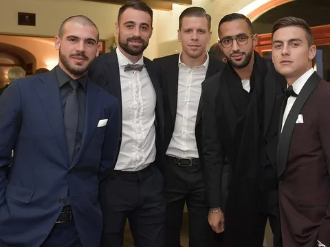 Sao Juventus nói cười rôm rả mừng lễ hội bánh mì nướng Italia