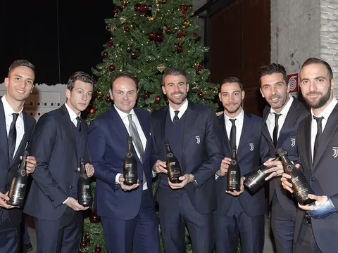Sao Juventus hóa "soái ca" trong trong dạ tiệc giáng sinh