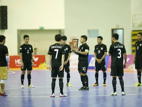 Giải futsal Đông Nam Á 2017: Thái Lan hành lễ tưởng nhớ nhà vua Bhumibol Adulyadej