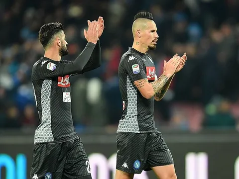 Thua trận, người Napoli tố Juventus 'đổ bê tông'