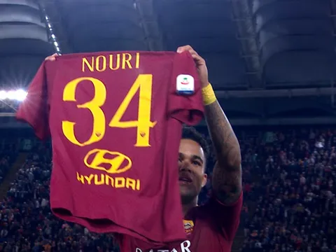 Kluivert tri ân đồng đội sau bàn thắng đầu tiên tại Champions League