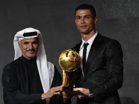 Nhận giải lớn, Ronaldo lờ Real, tố FIFA "chẳng biết gì về bóng đá"