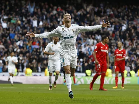 Ronaldo "khoe" bóng vàng, Real nhấn chìm Sevilla 5 bàn chỉ trong hiệp một