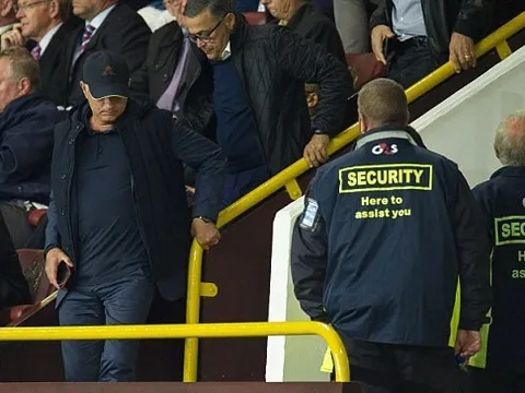 Áp lực đè nặng, Mourinho đội mũ đen đi 'do thám' Burnley