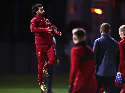 Làm truyền thông cho đội khúc côn cầu, Mourinho bị té 'chổng vó'