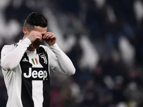 Sút hỏng phạt đền, Ronaldo bàng hoàng không tin vào mắt mình