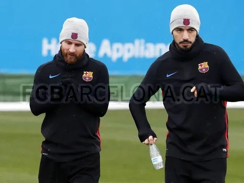 Các cầu thủ Barca "trầm tư" khi biết tin đụng Chelsea