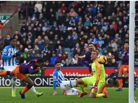 3 điểm nhấn Huddersfield 0-3 Man City: "'Kẻ thừa" ở Real tỏa sáng, Liverpool nên lo lắng