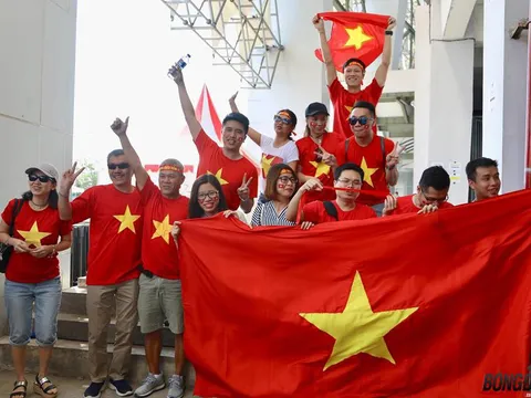Cờ đỏ sao vàng U23 Việt Nam tung bay trên sân Wibawa Mukti tại ASIAD 2018