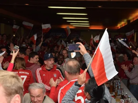 Ribery được fan vây kín ngày trở lại
