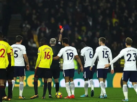 Davinson Sanchez nhận thẻ đỏ, Tottenham trận thứ 3 liên tiếp không biết mùi thắng