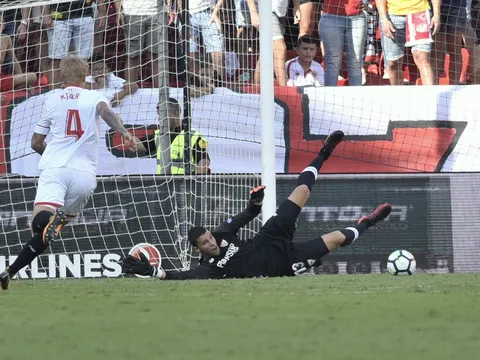 Ronaldo cười nhạt dạy cách ghi bàn cho Vua phá lưới Serie A