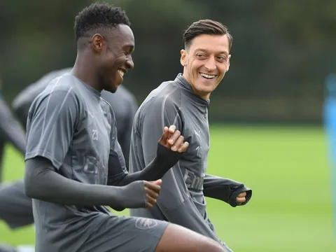 Mesut Ozil 'thả thính' Danny Welbeck trước trận đấu với Newcastle