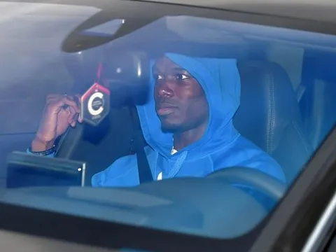 Sau 'giông bão', HLV Mourinho và Pogba phản ứng khó tin