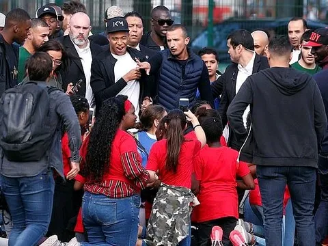 Nơi quê nhà Bondy, người dân quỳ rạp chào đón Kylian Mbappe