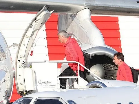 Ozil volley đẹp mắt, mang Arsenal gần hơn với top 4