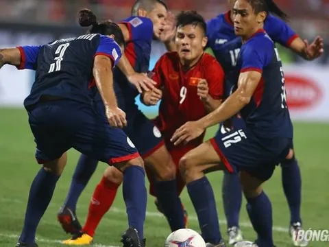 Nhìn 4 cầu thủ Philippines chặt chém Quang Hải, đến Messi cũng chẳng khổ hơn