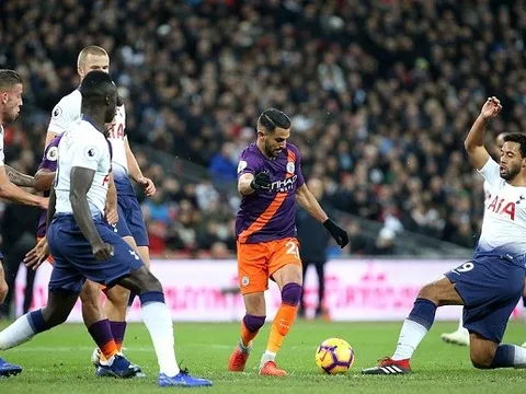 4 cầu thủ Tottenham bất lực nhìn Mahrez làm "ảo thuật"