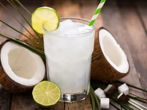 4 kiểu người không nên uống nước dừa kẻo rước thêm bệnh vào người