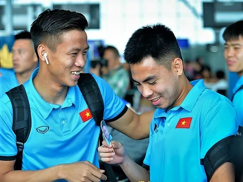 Công Phượng đội nón cực ngầu, Đức Huy được fan tặng "quà độc" trước giờ bay Philippines