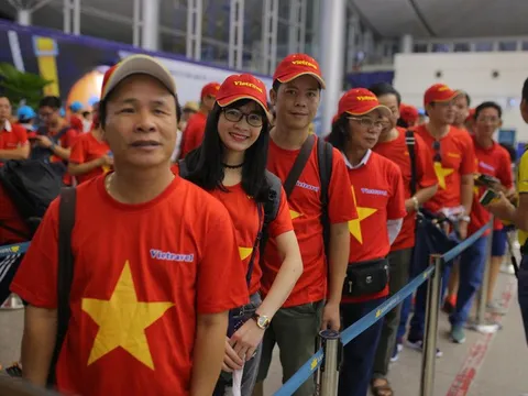 Fan xếp hàng dài ở sân bay sang Indonesia "tiếp lửa" U23 Việt Nam tranh huy chương đồng