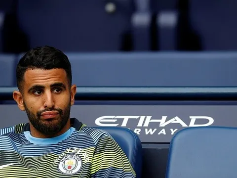 Riyad Mahrez cô đơn trong ngày Man City đại thắng