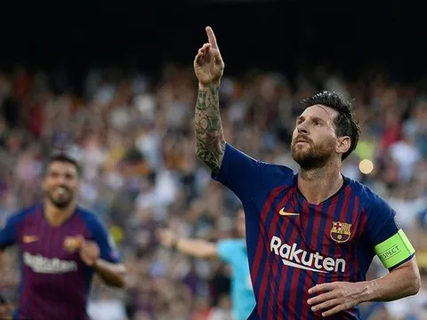 Thủ môn Jeroen Zoet làm nền cho siêu phẩm của Messi