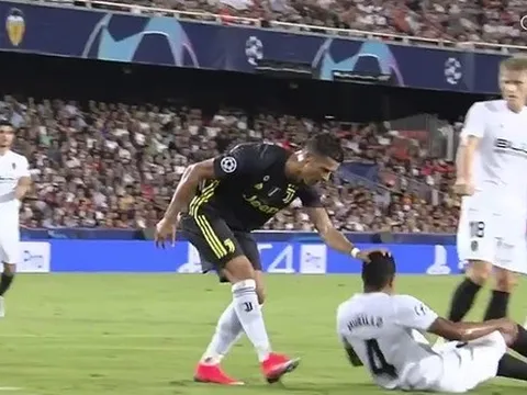 Ronaldo bị đuổi khỏi sân vì lỡ "xoa đầu" đối thủ?