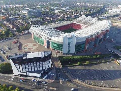 Cuối cùng Mourinho cũng phải cậy nhờ Neville và Giggs