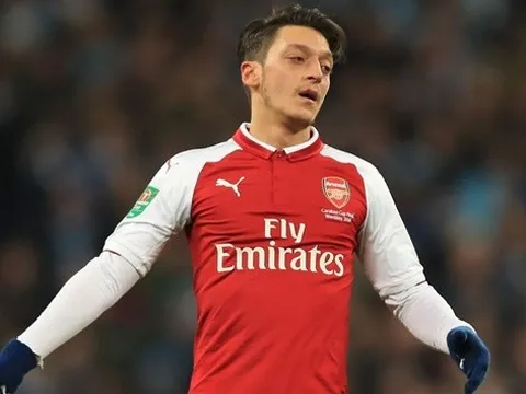 Gary Neville nhận định bất ngờ về vị thế của Ozil tại Arsenal