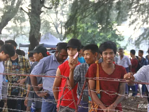 CĐV đội nắng, chờ mua vé xem ĐT Việt Nam đấu Myanmar