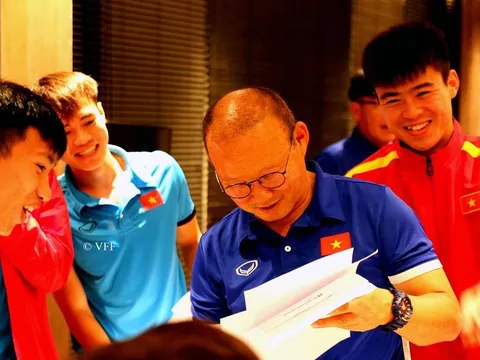 Duy Mạnh, Văn Toàn cười tít mắt với món quà 'khó đỡ' tặng thầy Park