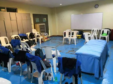 Làm khách của Philippines, Thái Lan nhận phòng thay đồ siêu tệ