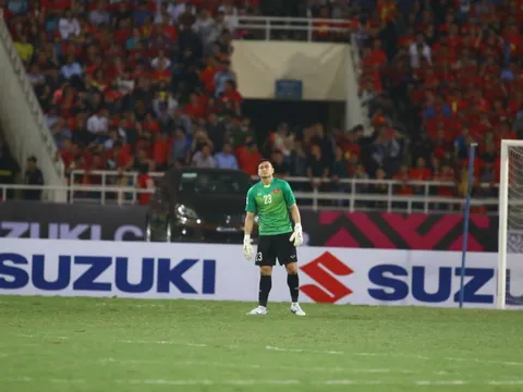 Nóng! Tranh cãi nổ ra sau tình huống bắt bóng của Văn Lâm