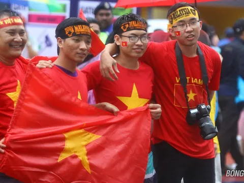 CĐV Việt Nam tiếp lửa thầy trò Park Hang-seo "giải cứu" Bukit Jalil