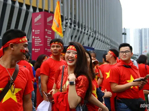 Fan nữ Việt tỏa sắc bên ngoài "chảo lửa" Bukit Jalil
