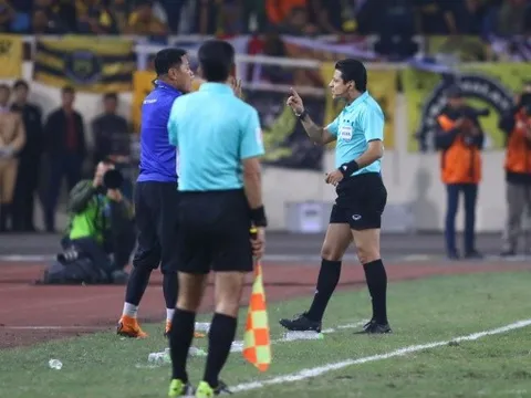 Có chuyện gì xảy ra với trọng tài trận Việt Nam v Malaysia vậy?