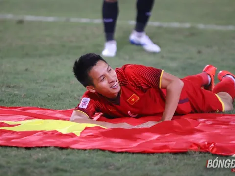 Khoảnh khắc ăn mừng cực đẹp của Đỗ Hùng Dũng