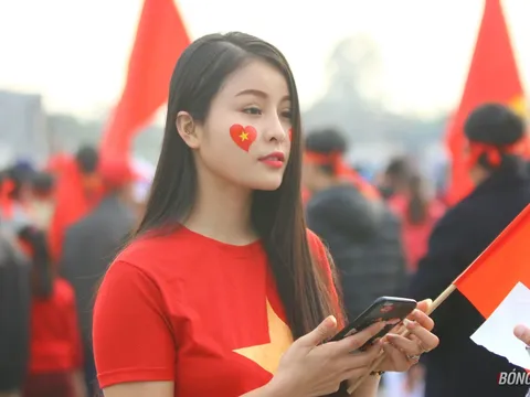 Fan nữ đọ sắc chờ đại chiến Việt Nam vs Malaysia