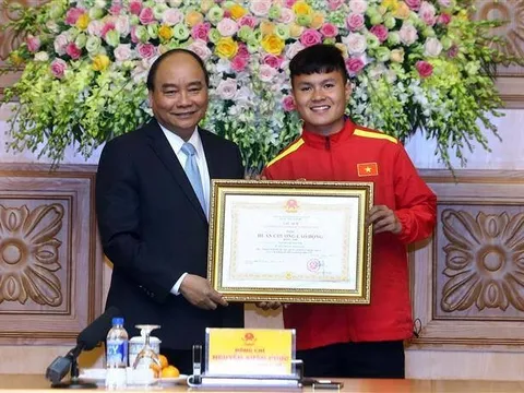 Thủ tướng tặng huân chương cho HLV Park Hang-seo và ĐT Việt Nam