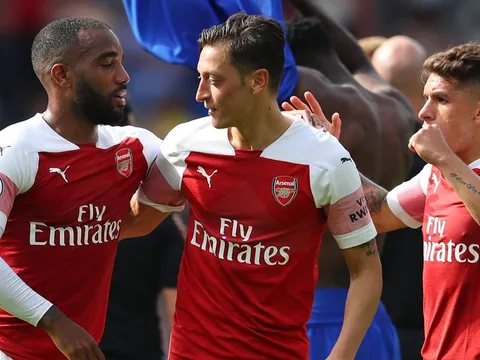 Tân binh sáng giá phải chườm đá, fan Arsenal thấp thỏm lo âu