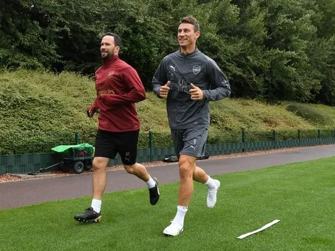 Hàng thủ bạc nhược, fan Arsenal trông chờ lão tướng tái xuất
