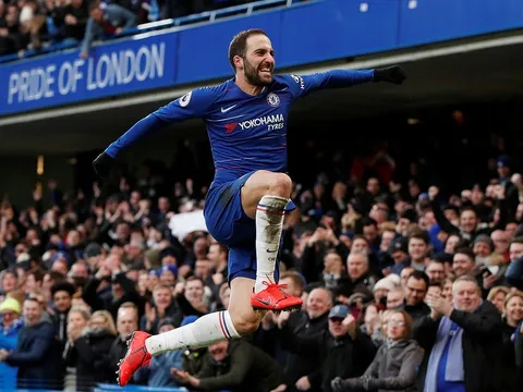 Higuain 'mở tài khoản' bằng cú đúp, Chelsea hủy diệt Huddersfield 5 bàn không gỡ
