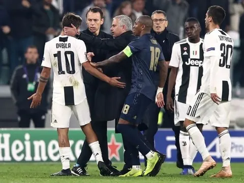 Dybala lao đến chỗ Mourinho nói điều gì sau trận thua Man Utd