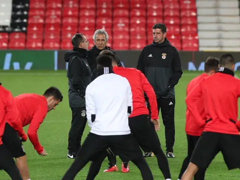 Benfica căng thẳng trên mặt sân Old Trafford